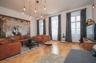 Nagypolgári modern lakás kiadó a Fő téren