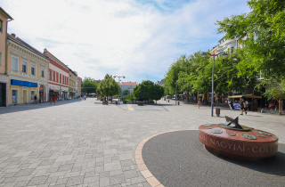 Eladó Fő téri üzlethelyiség